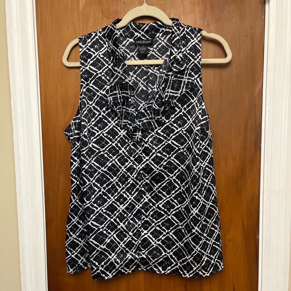 Lane Bryant Black and White Sleeveless Top.     L4